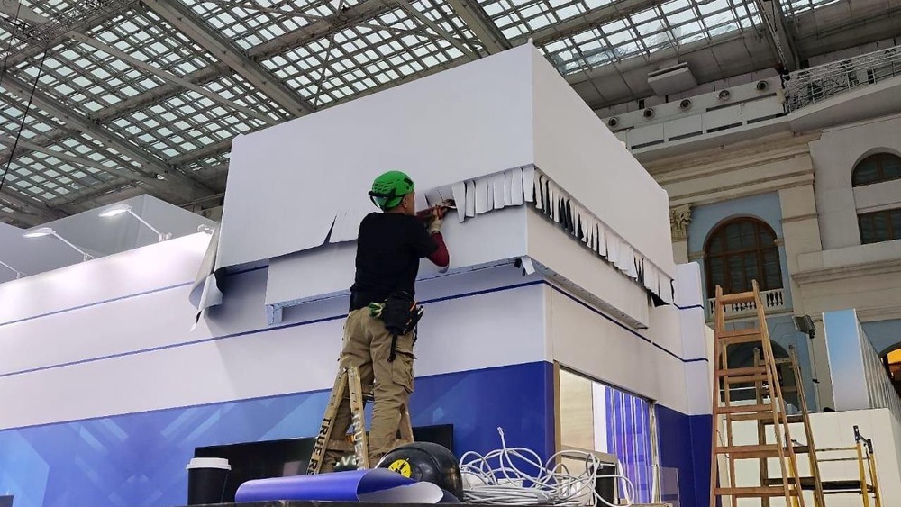 Профессиональные услуги по возведению выставочных стендов и декорационный